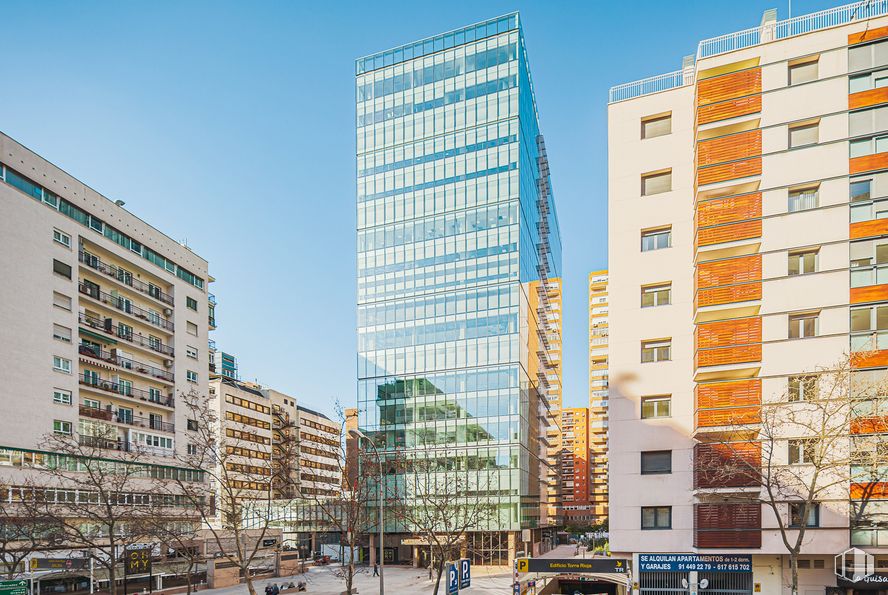 Oficina en alquiler en Torre Rioja, Calle Rosario Pino, 14 - 16, Tetuán, Madrid, 28020 con edificio, cielo, día, propiedad, rascacielos, infraestructura, ventana, bloque de torres, diseño urbano y condominio alrededor