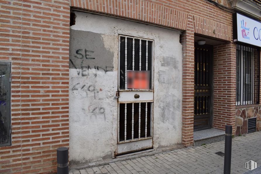 Retail for sale at Calle Monjas, Illescas, Toledo, 45200 with door, window, fixture, brick, wood, brickwork, font, neighbourhood, facade and real estate around