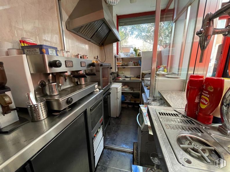 Local en venta en Barrio del Pilar, Fuencarral - El Pardo, Madrid, 28029 con cafetera, máquina de café expreso, aparato de cocina, cocina, cocina, encimera, vehículo de motor, vehículo, estufa de gas y suelos alrededor