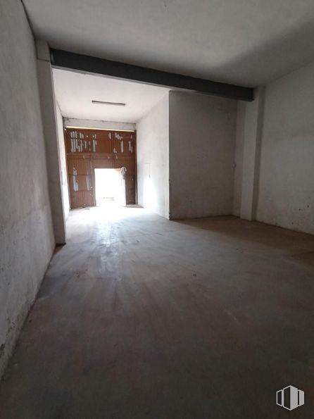 Local en venta en Casco antiguo, Quintanar del Rey, Cuenca, 16220 con madera, pasillo, piso, accesorio, pavimentos, edificio, madera, tintes y sombras, techo y hormigón alrededor