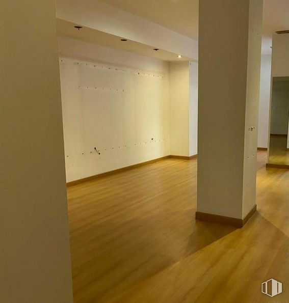 Retail for sale & for rent at Calle Fermín Caballero, Cuenca, 16004 with wood, hall, flooring, floor, fixture, wood stain, hardwood, varnish, laminate flooring and plank around