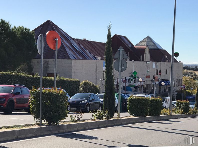 Retail for sale at Avenida Atenas, Las Rozas de Madrid, Madrid, 28230 with car, plant, building, sky, wheel, property, window, vehicle, motor vehicle and infrastructure around