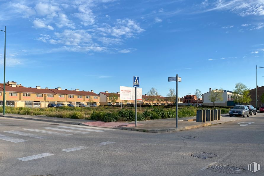 Land for sale at Calle Madrid, 22, Marchamalo, Guadalajara, 19180 with building, cloud, sky, plant, street light, road surface, asphalt, urban design, electricity and thoroughfare around