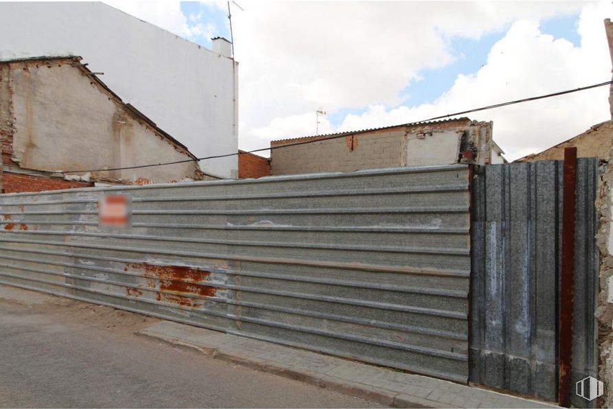 Land for sale at Calle Mirabueno, Las Pedroñeras, Cuenca, 16660 with building, cloud, sky, road surface, wood, asphalt, land lot, brickwork, house and brick around