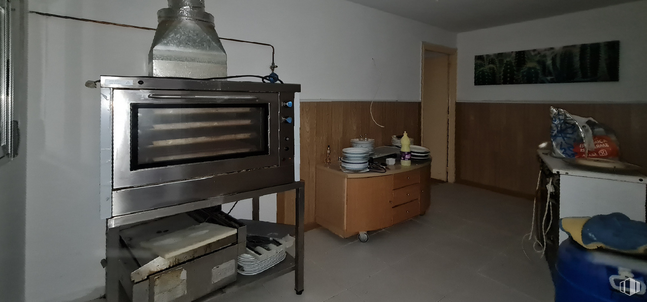 Retail for sale & for rent at Zona Río Alberche, Hormigos, Toledo, 45919 with cabinetry, luggage & bags, lighting, kitchen appliance, building, wood, home appliance, table, hardwood and gas around