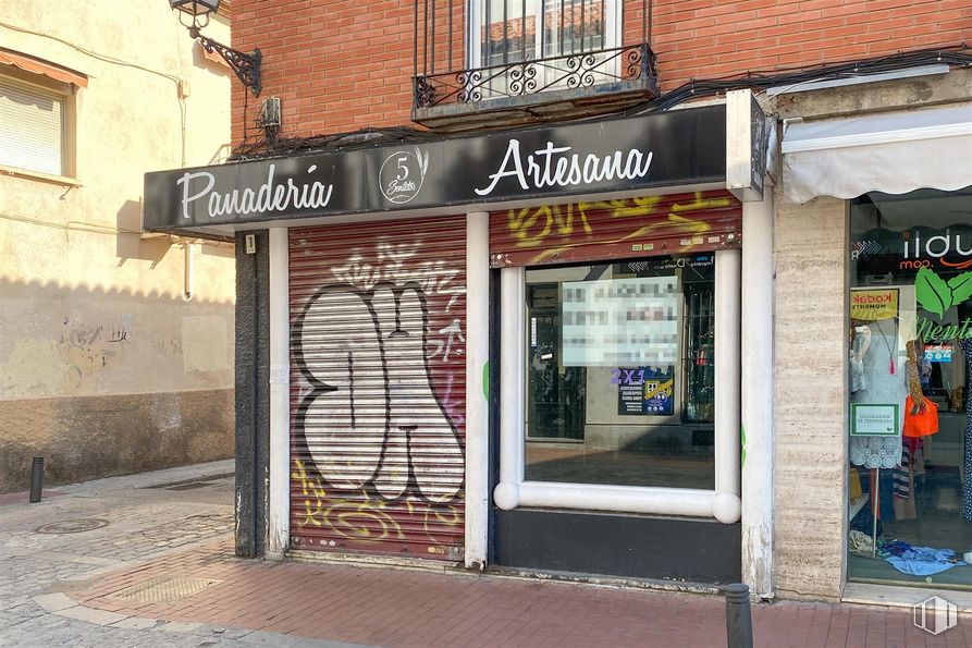 Local en alquiler en Calle Talamanca, 20, Alcalá de Henares, Madrid, 28807 con ventana, edificio, barrio, accesorio, fachada, fuente, ciudad, zona urbana, puerta y calle alrededor