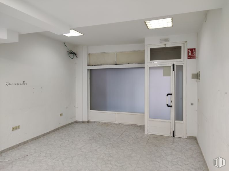 Retail for rent at Plaza Monte Ciruelo, 3, Rivas-Vaciamadrid, Madrid, 28529 with door, building, fixture, paint, hall, floor, flooring, ceiling, glass and plaster around