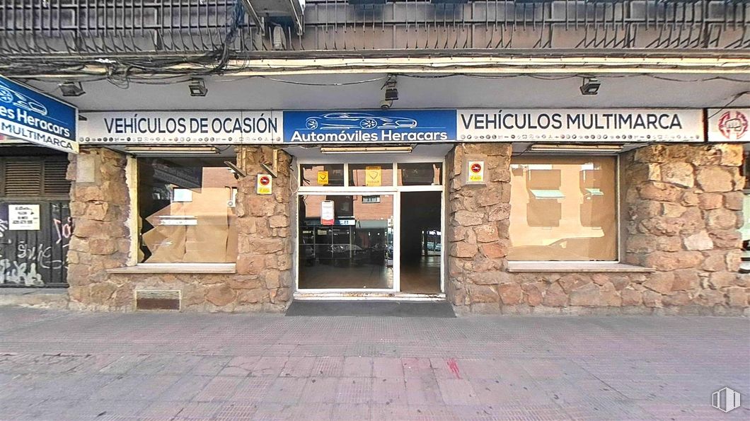 Local en venta en Calle Nardo, Alcalá de Henares, Madrid, 28803 con publicidad, luces traseras y de freno, luz de posición lateral y vehículo utilitario deportivo alrededor