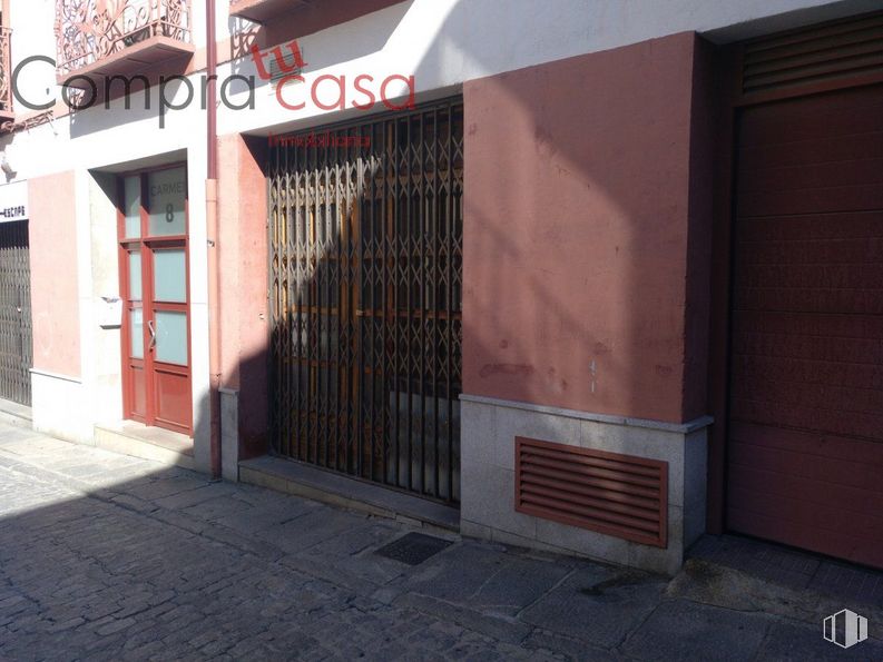 Local en alquiler y venta en Calle Carmen, Segovia, 40001 con puerta, superficie de carretera, edificio, madera, casa, ladrillo, albañilería, fachada, bienes raíces y fuente alrededor