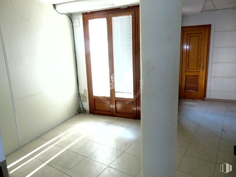 Office for sale & for rent at Calle Duque de Alba, 6, Ávila, 05001 with door, fixture, window, wood, building, wood stain, flooring, floor, home door and hardwood around