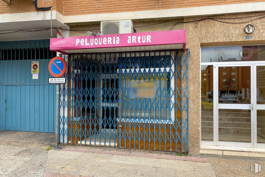 Retail for sale at Calle Puerto Bonaigua, 1, Torrejón de Ardoz, Madrid, 28850 with window, fixture, wood, building, font, neighbourhood, awning, facade, door and gas around