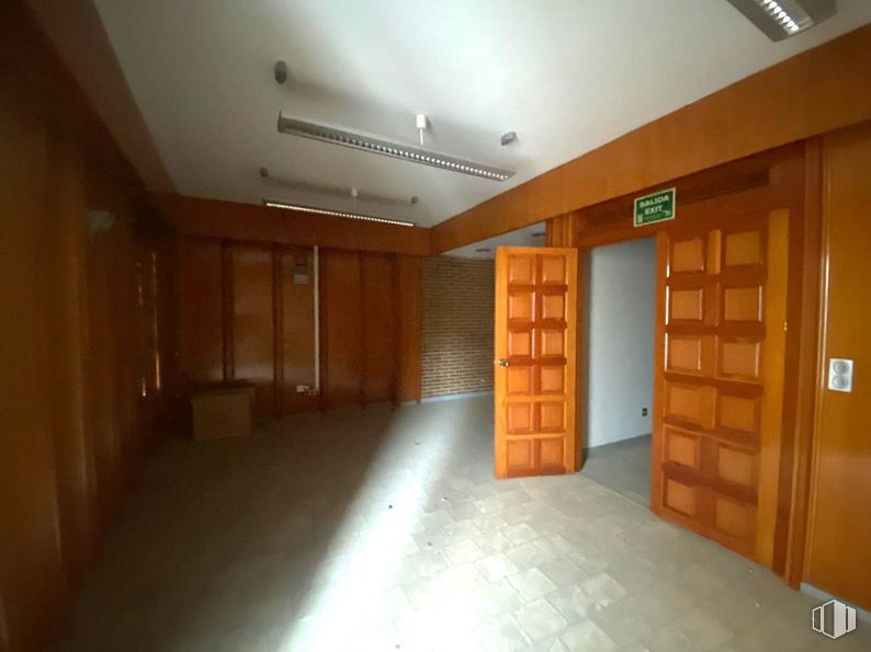 Oficina en venta en Calle Nueva, Toledo, 45001 con puerta, lámpara, accesorio, madera, suelos, techo, hall, material compuesto, habitación y madera dura alrededor