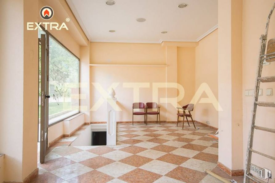 Retail for sale & for rent at Plaza San Amaro, Tetuán, Madrid, 28020 with ladder, property, wood, fixture, flooring, interior design, floor, tile flooring, hall and real estate around