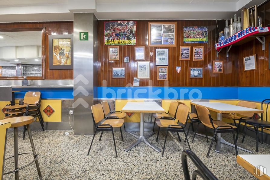 Retail for sale at Paseo Quince de Mayo, 3, Carabanchel, Madrid, 28019 with chair, table, property, furniture, interior design, architecture, wall, wood, flooring and room around