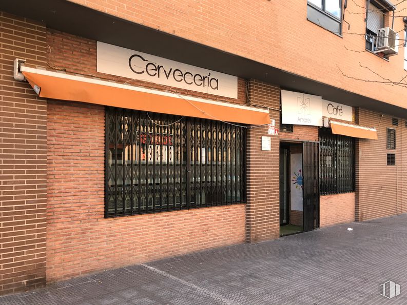 Retail for sale at Calle Mar Rojo, 6, Coslada, Madrid, 28820 with window, property, building, fixture, brickwork, wood, brick, font, facade and road surface around