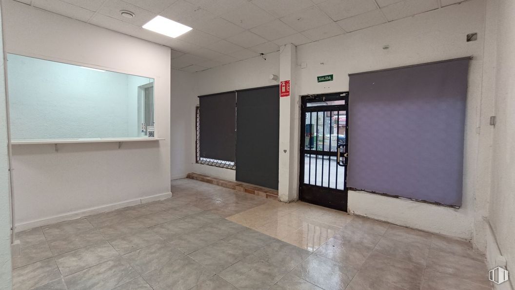 Retail for rent at Calle Nazaret, Fuenlabrada, Madrid, 28941 with door, light fixture, lighting, hall, floor, fixture, flooring, wood, ceiling and hardwood around