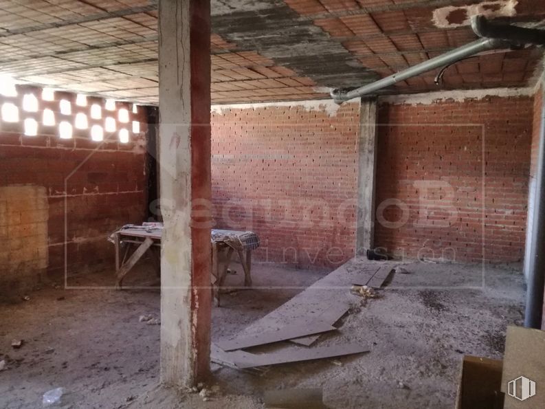 Retail for sale at Calle Nueva, 13, Humanes, Guadalajara, 19220 with table, property, wood, building, floor, beam, brickwork, flooring, brick and building material around