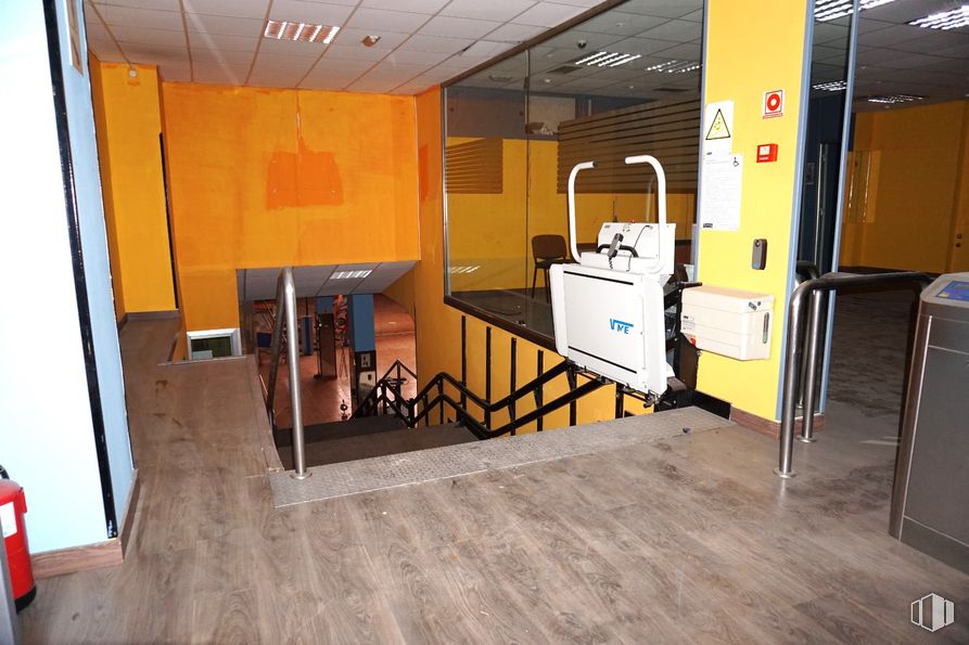 Retail for sale at Avenida Inmaculada Concepción, 50, Ávila, 05005 with flooring, floor, gas, wood, building, house, ceiling, hardwood, event and door around