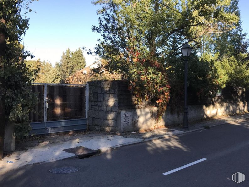 Suelo en venta en Calle Alsasua, Moncloa - Aravaca, Madrid, 28023 con planta, cielo, árbol, sombra, superficie de la carretera, lote de terreno, asfalto, edificio, hierba y paisaje alrededor