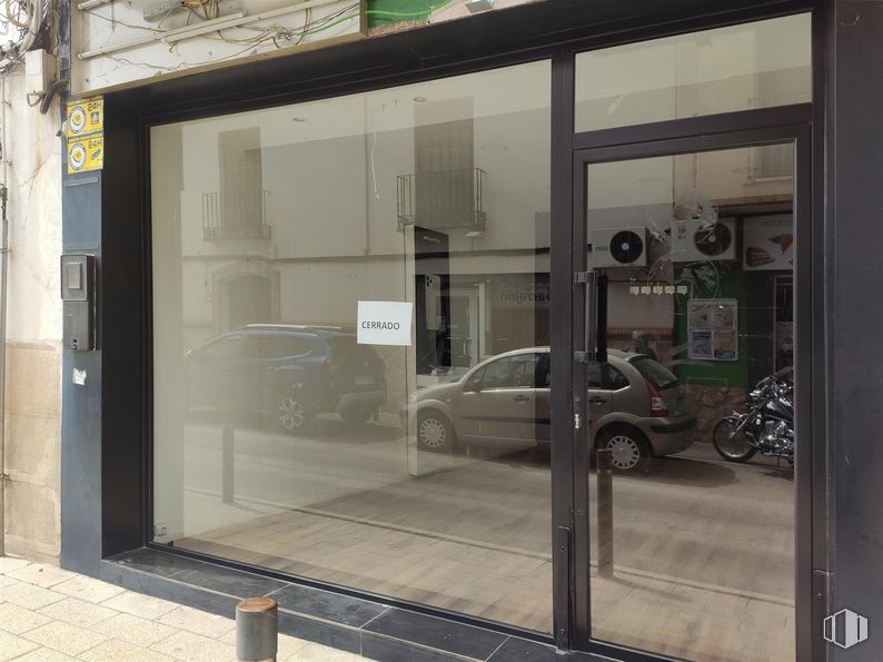 Retail for rent at Calle San Francisco, Quintanar de la Orden, Toledo, 45800 with car, wheel, tire, motorcycle, fixture, door, automotive design, building, interior design and vehicle door around