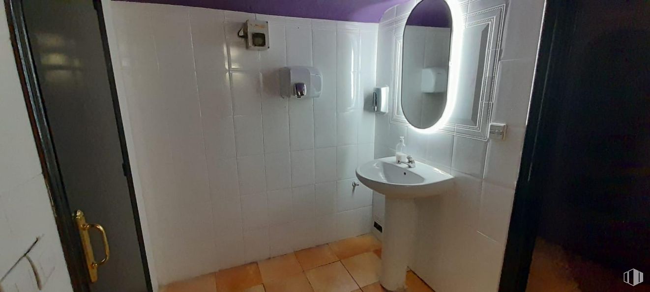 Retail for rent at Zona Huertas - Cortes, Centro, Madrid, 28005 with sink, plumbing fixture, flooring, interior design, floor, bathroom, plumbing, bathroom sink, room and tile around