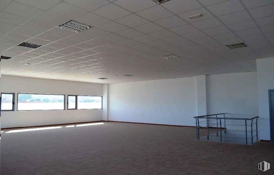 Office for sale & for rent at Calle Río Jarama, 132, Toledo, 45006 with window, furniture, building, fixture, lighting, shade, floor, flooring, hall, ceiling and space around