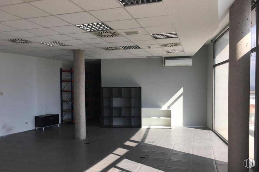 Oficina en venta en Carretera Coruña, Las Rozas de Madrid, Madrid, 28290 con accesorio, diseño automovilístico, hall, suelos, suelo, línea, arte, propiedad material, edificio y techo alrededor