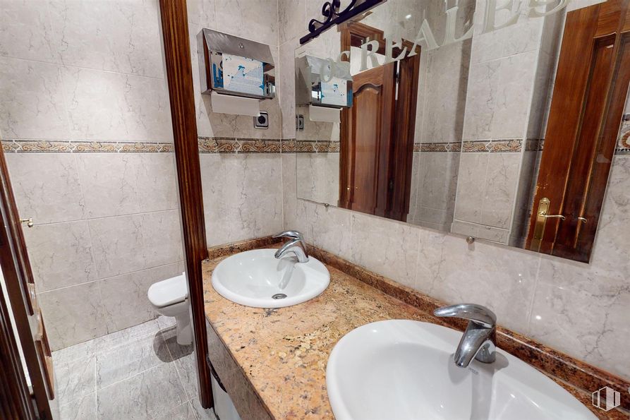 Local en venta en Calle Era Honda, Alcalá de Henares, Madrid, 28803 con fregadero, grifo, espejo, marrón, accesorios de fontanería, lavabo, propiedad, cuarto de baño, interiorismo y madera alrededor