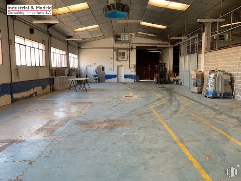 Industrial for sale at Polígono Industrial Coto Cisneros, Arganda del Rey, Madrid, 28500 with window, property, building, hall, architecture, flooring, floor, gas, city and ceiling around