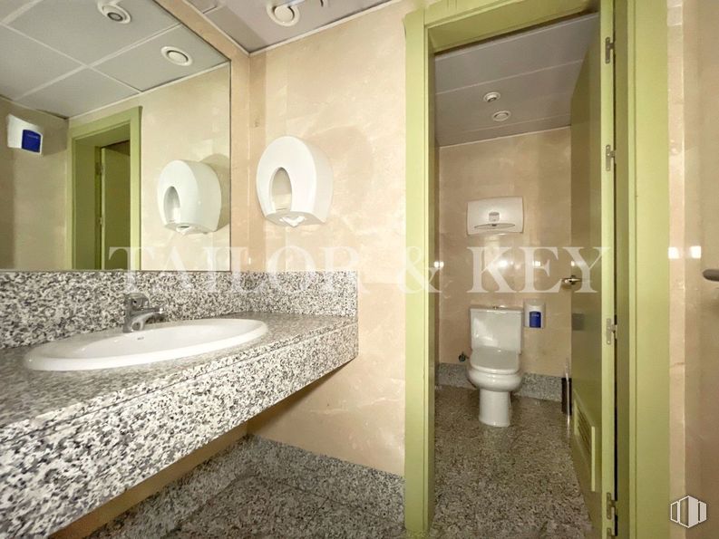 Oficina en alquiler en Calle Orense, Tetuán, Madrid, 28020 con inodoro, encimera, suelos, accesorios de fontanería, suelo, lavabo, interiorismo, cuarto de baño, fregadero y grifo alrededor