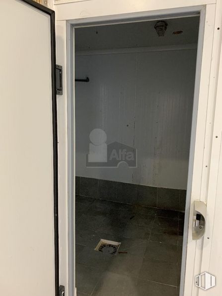 Retail for rent at Avenida Madrid, Navas del Rey, Madrid, 28695 with mirror, handle, fixture, door, building, dead bolt, wood, home door, flooring and gas around