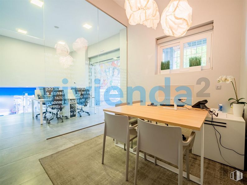 Local en alquiler y venta en Avenida Menéndez Pelayo, Retiro, Madrid, 28007 con silla, lámpara, alumbrado, escritorio, ventana, mesa, propiedad, edificio, interiorismo y suelo alrededor