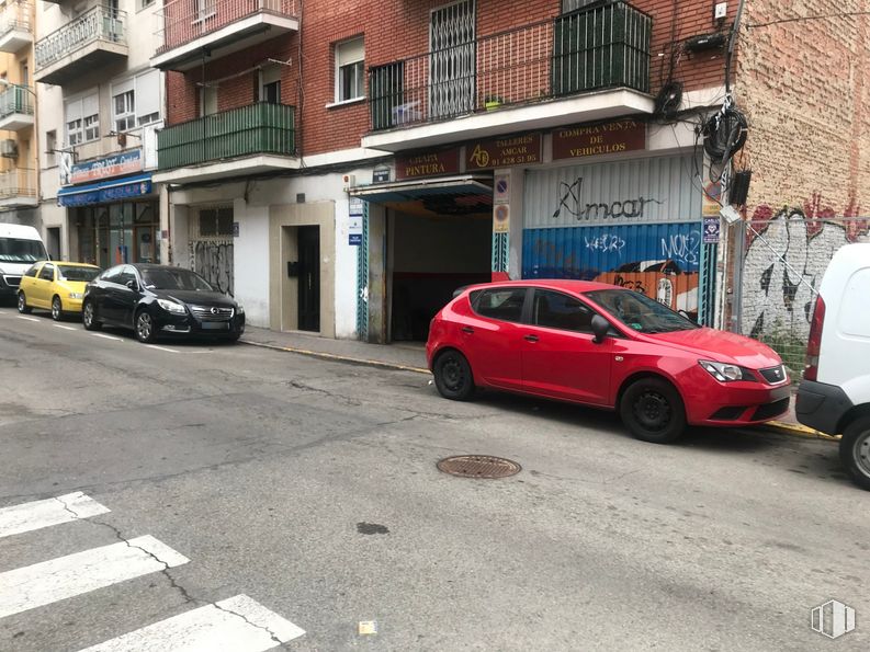 Retail for sale at Calle Juan Francisco, 12, Carabanchel, Madrid, 28025 with car, tire, wheel, land vehicle, vehicle, window, building, automotive lighting, motor vehicle and automotive tire around