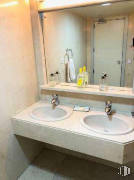 Oficina en alquiler en Calle Zurbano, Chamberí, Madrid, 28010 con fregadero, espejo, encimera, lavabo, cuarto de baño, accesorios de fontanería, pared, suelos, grifo y interiorismo alrededor