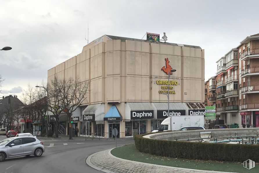 Local en venta en Centro, Collado Villalba, Madrid, 28400 con coche, edificio, cielo, rueda, nube, día, vehículo, luz de la calle, neumático y infraestructura alrededor