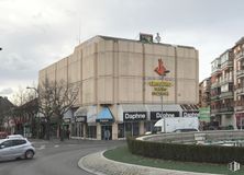 Retail for sale at Centro, Collado Villalba, Madrid, 28400 with car, building, sky, wheel, cloud, daytime, vehicle, street light, tire and infrastructure around