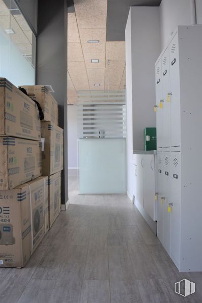 Local en alquiler en Glorieta Europa, San Fernando de Henares, Madrid, 28830 con suelos, madera, edificio, suelo, pared, gas, accesorio, entrega de paquetes, madera dura y espacio alrededor