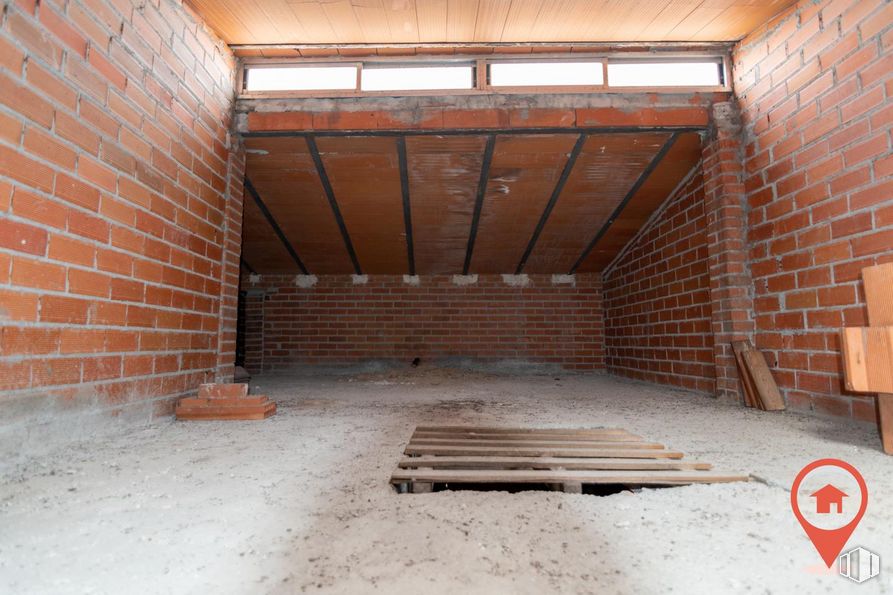 Retail for sale at Calle Nuestra Señora Soledad, Fuensalida, Toledo, 45510 with bench, building, brickwork, wood, brick, floor, flooring, house, building material and hardwood around