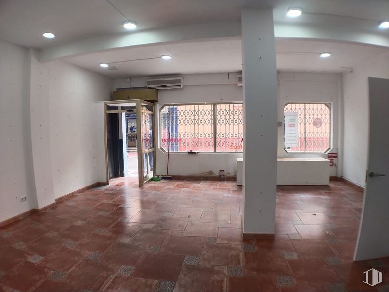 Retail for rent at Zona La Paloma, Parla, Madrid, 28980 with door, fixture, floor, flooring, wall, hall, building, gas, ceiling and concrete around