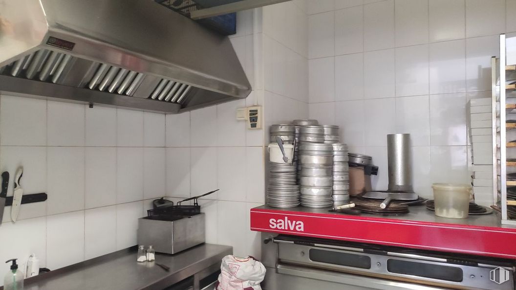 Retail for rent at Zona centro, Móstoles, Madrid, 28937 with oven, kitchen appliance, property, kitchen, countertop, interior design, home appliance, building, floor and gas stove around