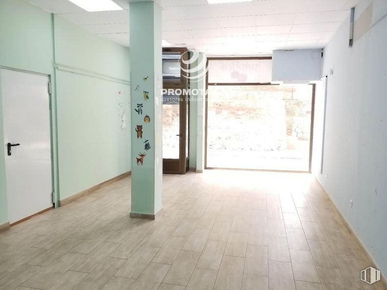 Local en alquiler en Zona centro, Arganda del Rey, Madrid, 28500 con puerta, accesorio, suelos, suelo, madera, edificio, techo, gas, vidrio y evento alrededor