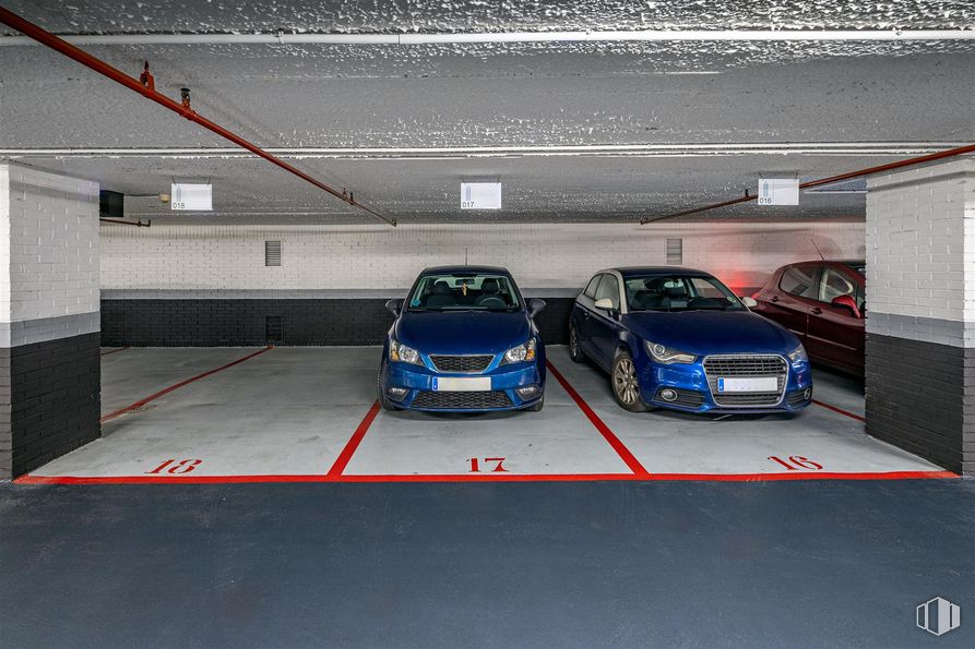 Office for rent at Edificio Cuzco IV, Paseo Castellana, 141, Tetuán, Madrid, 28046 with car, license plate, tire, wheel, parking lot, automotive parking light, parking, family car, luxury vehicle and car door around