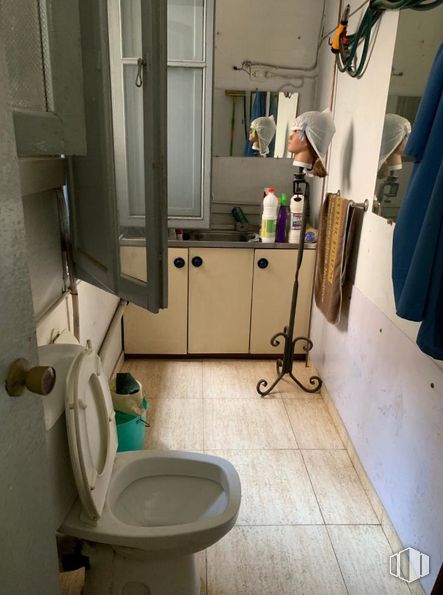 Retail for sale at Calle Carretería, Cuenca, 16002 with toilet, cabinetry, property, toilet seat, plumbing fixture, blue, purple, bathroom, floor and wall around