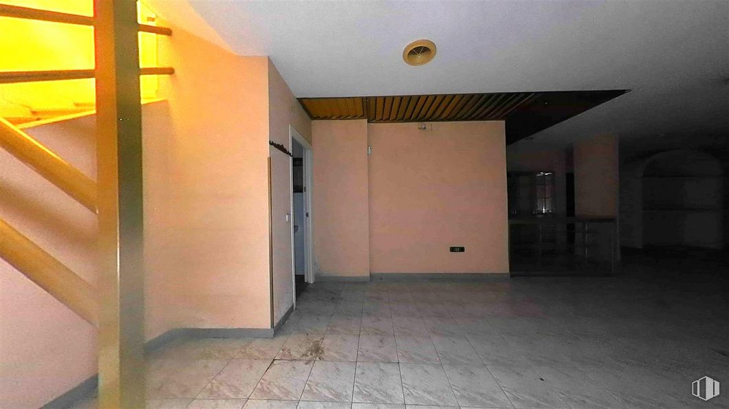 Local en venta en Travesía Colombia, Toledo, 45004 con accesorio, interiorismo, suelo, suelos, hall, edificio, inmobiliario, techo, puerta y material compuesto alrededor