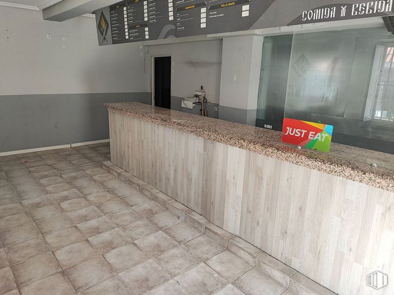 Local en venta en Avenida Juan Carlos I, Collado Villalba, Madrid, 28400 con propiedad, edificio, suelos, suelo, pared, encimera, gas, ladrillo, techo y cocina alrededor