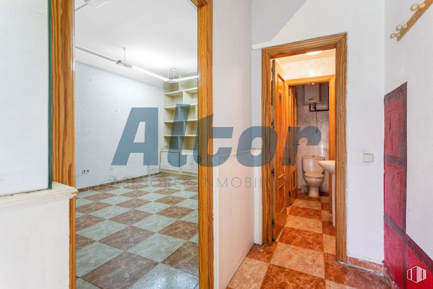 Local en venta en Paseo Pontones, Arganzuela, Madrid, 28005 con espejo, propiedad, accesorio, edificio, interiorismo, puerta, madera, hall, suelos y suelo alrededor