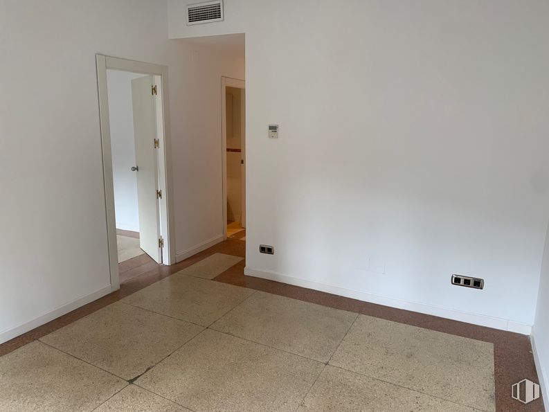 Oficina en alquiler en Zona Centro, Centro, Madrid, 28015 con puerta, edificio, accesorio, madera, asa, piso, suelo, puerta de casa, madera y pintura alrededor