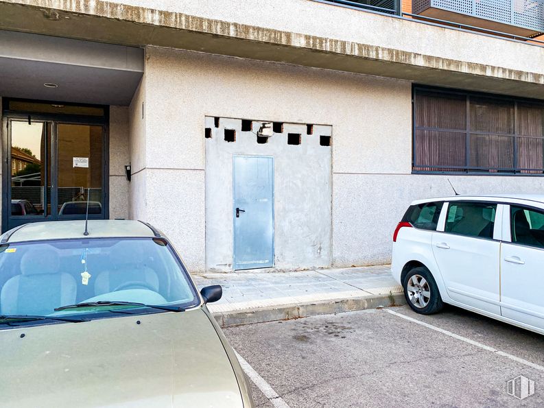 Local en venta en Calle Espliego, 4, Azuqueca de Henares, Guadalajara, 19200 con coche, neumático, ventana, puerta, luz de estacionamiento automotriz, rueda, vehículo terrestre, vehículo, propiedad y vehículo motorizado alrededor