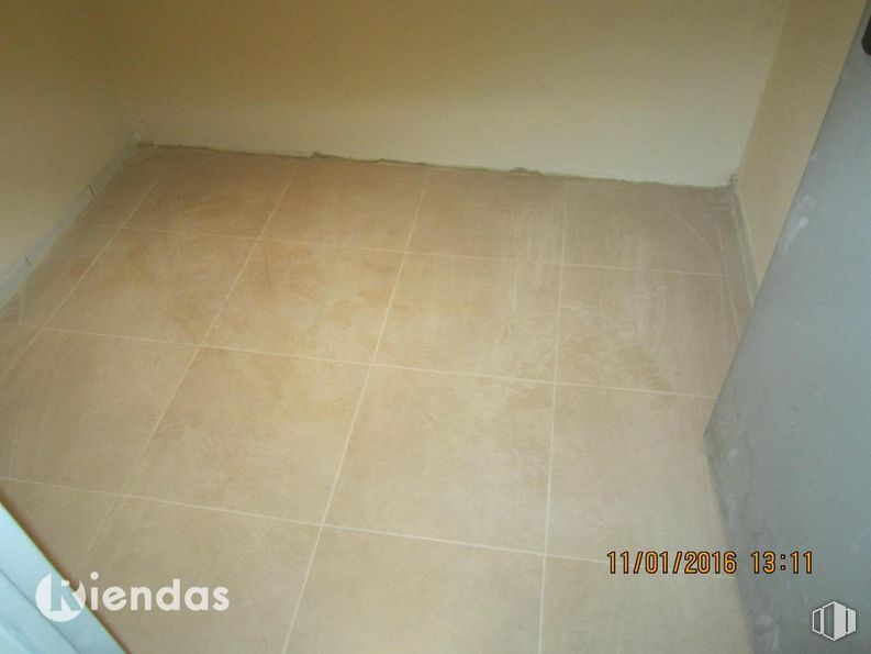 Retail for sale at Calle Tirso de Molina, Guadalajara, 19001 with tile flooring, rectangle, wood, flooring, floor, material property, composite material, hardwood, beige and tints and shades around