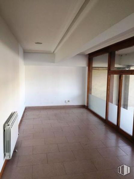 Retail for sale at Avenida Portugal, 37, Ávila, 05001 with building, wood, fixture, flooring, floor, hall, hardwood, house, tints and shades and ceiling around